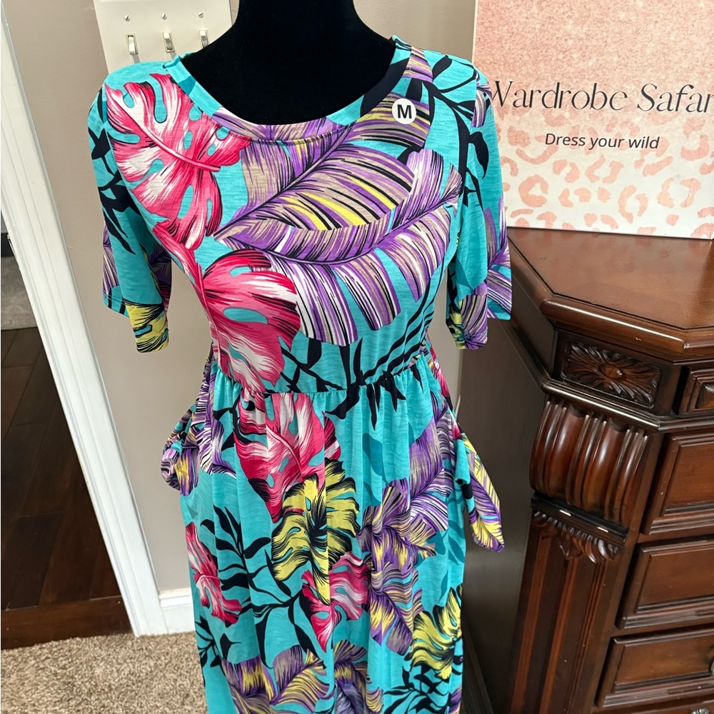 Celeste Tropical Leaf Print Dress with pockets New with Tags